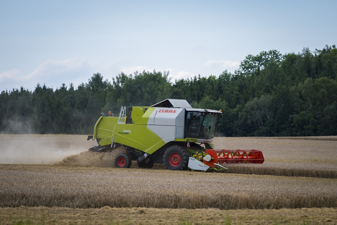 最新收割機(jī)跨區(qū)作業(yè)視頻，高效農(nóng)業(yè)機(jī)械化時代的展現(xiàn)