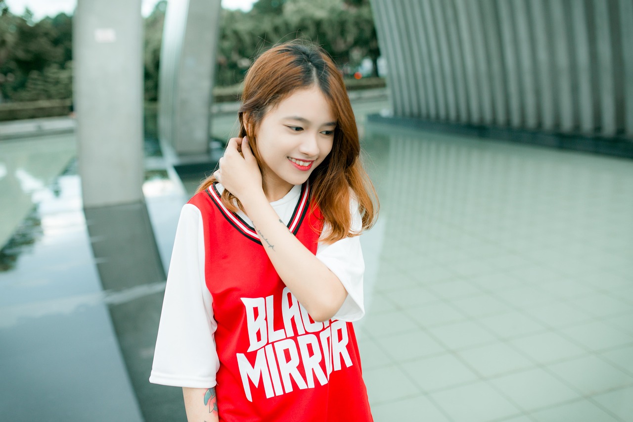 徐濠縈最新時(shí)尚打扮，展現(xiàn)獨(dú)特魅力的先鋒時(shí)尚標(biāo)簽